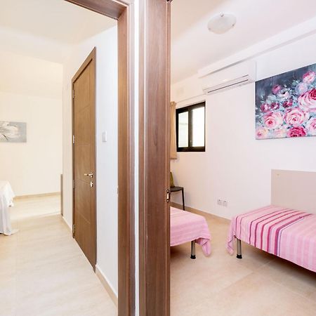 Islet Promenade Seafront Family Apartment With 2 Balconies By Getawaysmalta 圣保罗湾城 外观 照片