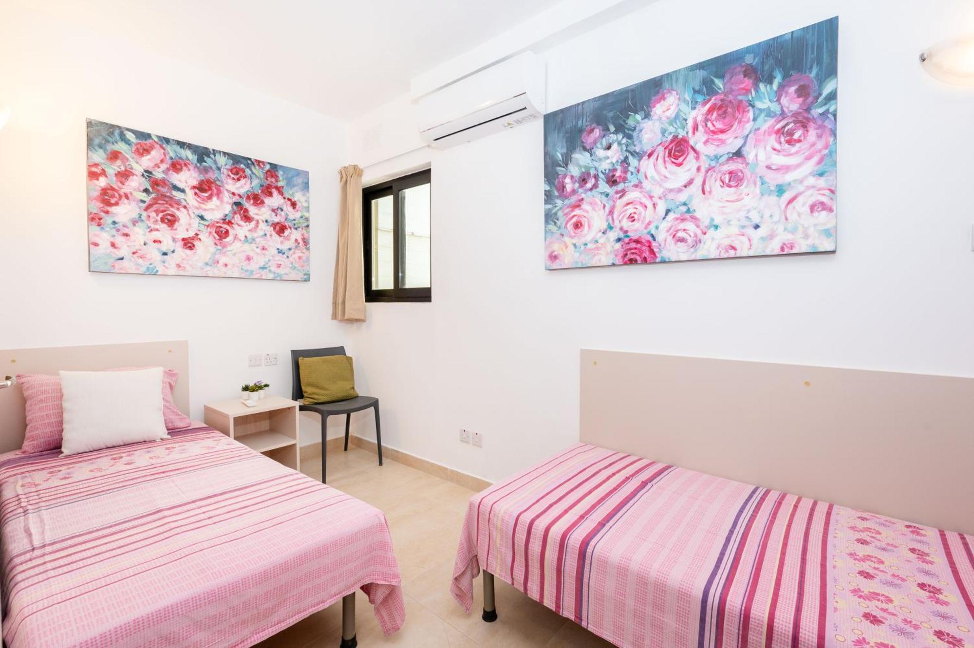 Islet Promenade Seafront Family Apartment With 2 Balconies By Getawaysmalta 圣保罗湾城 外观 照片