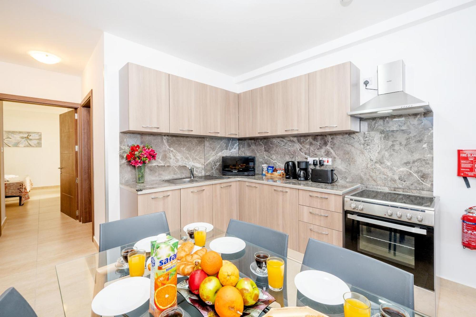 Islet Promenade Seafront Family Apartment With 2 Balconies By Getawaysmalta 圣保罗湾城 外观 照片