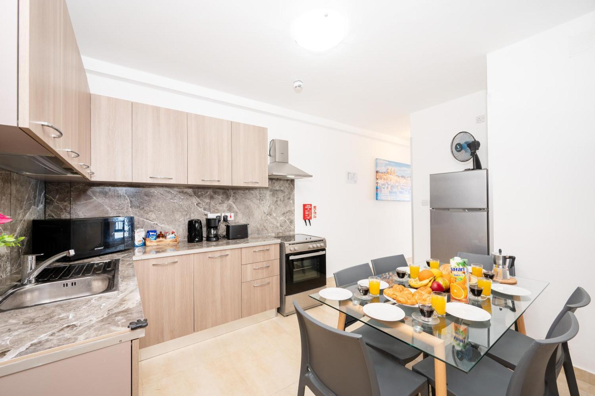 Islet Promenade Seafront Family Apartment With 2 Balconies By Getawaysmalta 圣保罗湾城 外观 照片