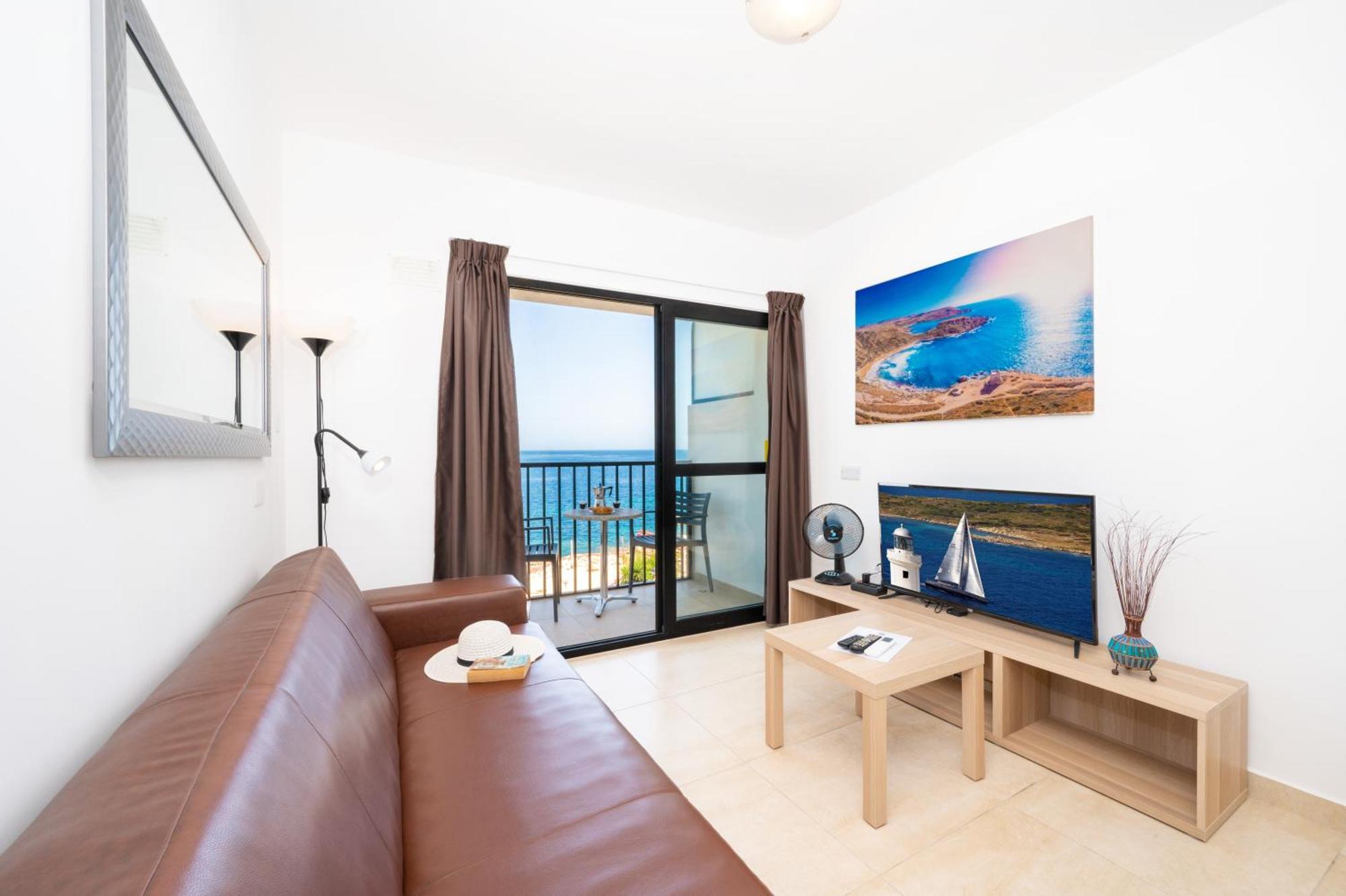 Islet Promenade Seafront Family Apartment With 2 Balconies By Getawaysmalta 圣保罗湾城 外观 照片