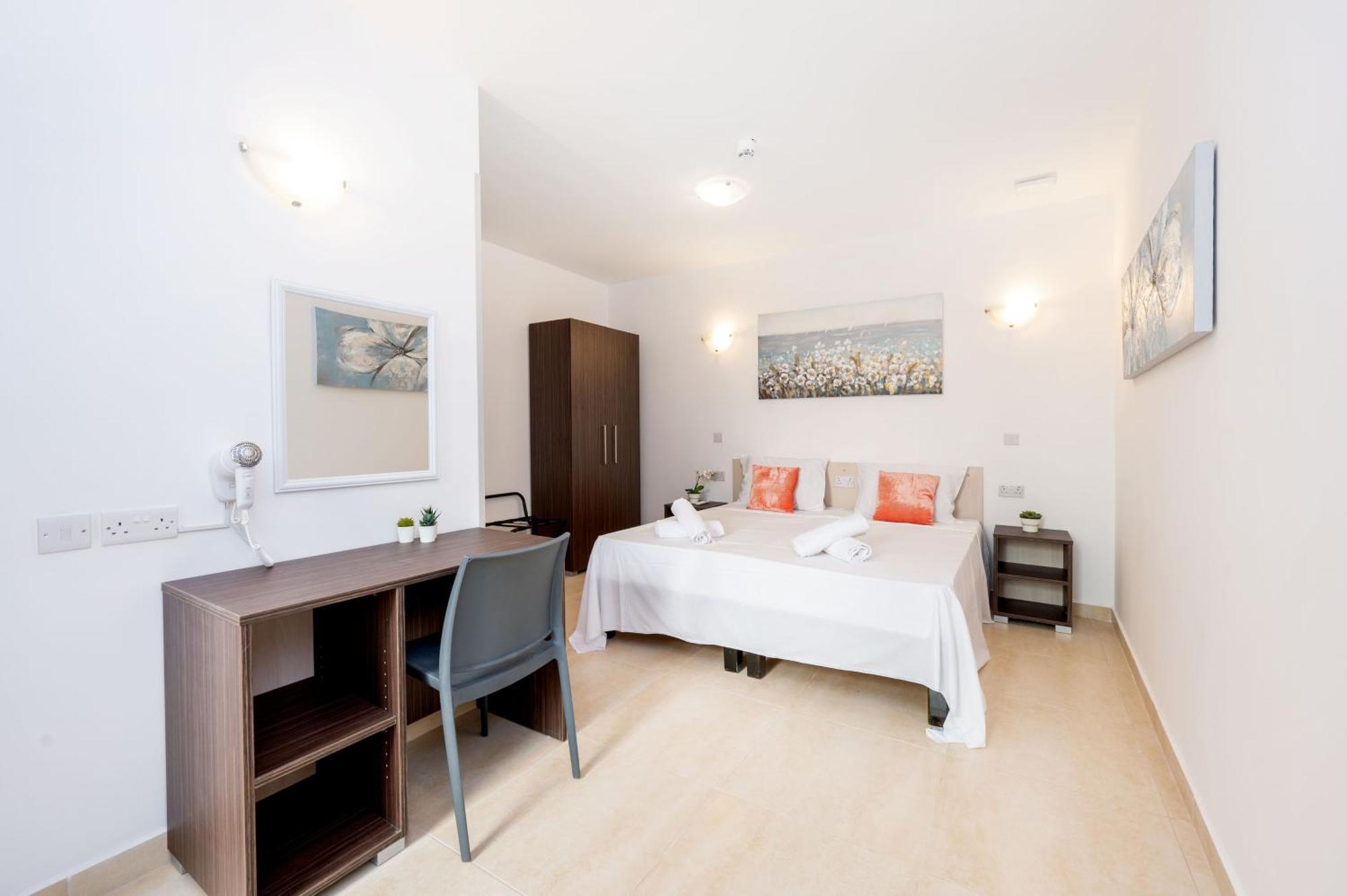 Islet Promenade Seafront Family Apartment With 2 Balconies By Getawaysmalta 圣保罗湾城 外观 照片