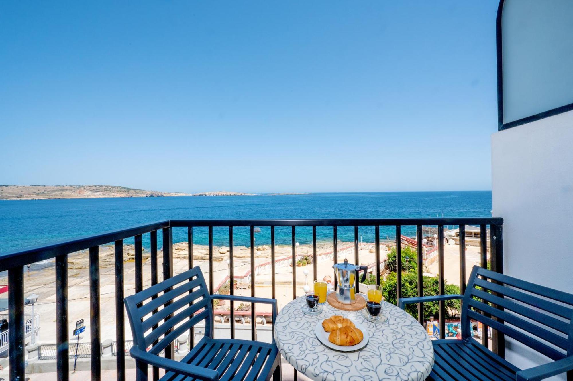 Islet Promenade Seafront Family Apartment With 2 Balconies By Getawaysmalta 圣保罗湾城 外观 照片