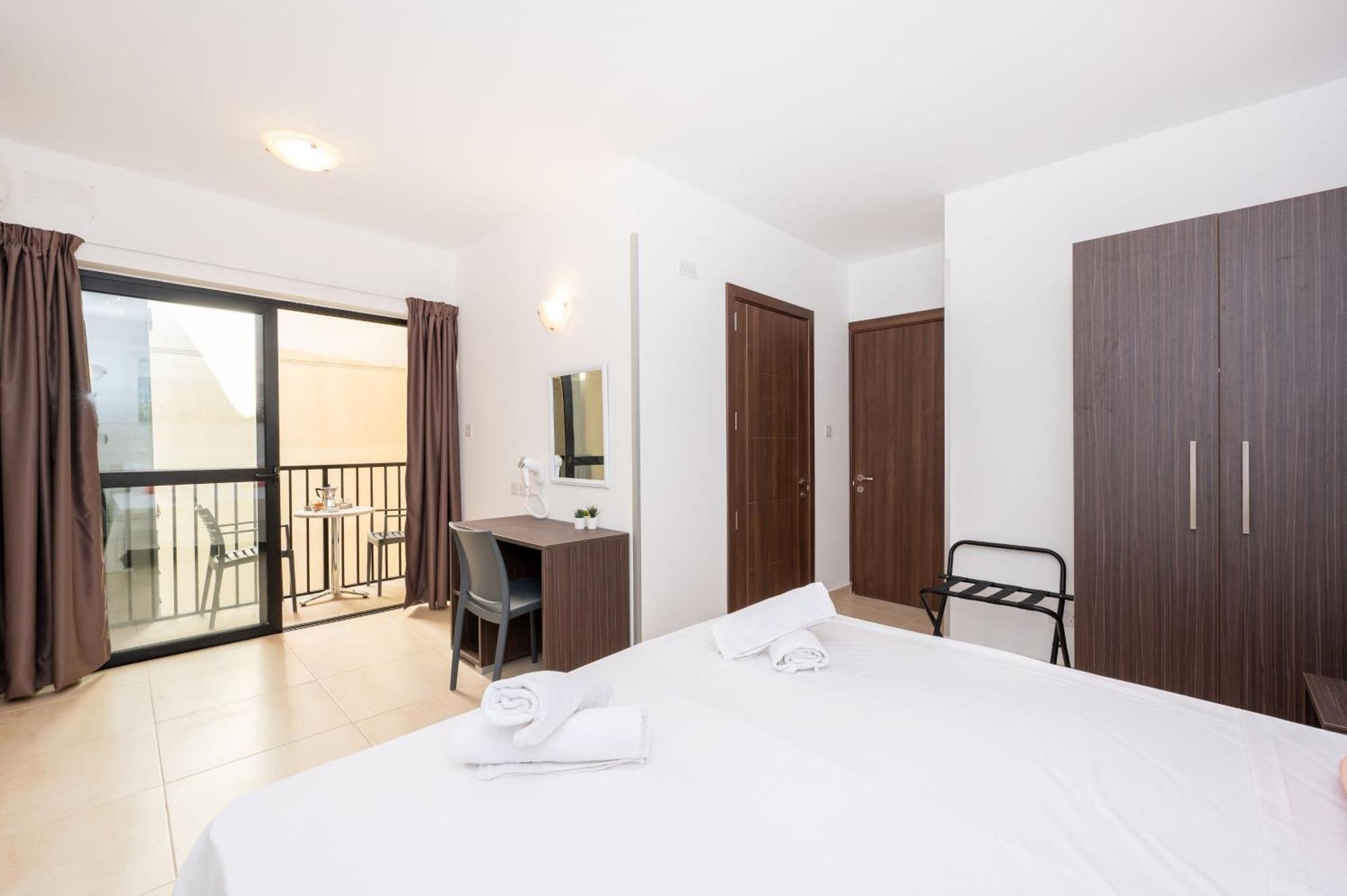 Islet Promenade Seafront Family Apartment With 2 Balconies By Getawaysmalta 圣保罗湾城 外观 照片
